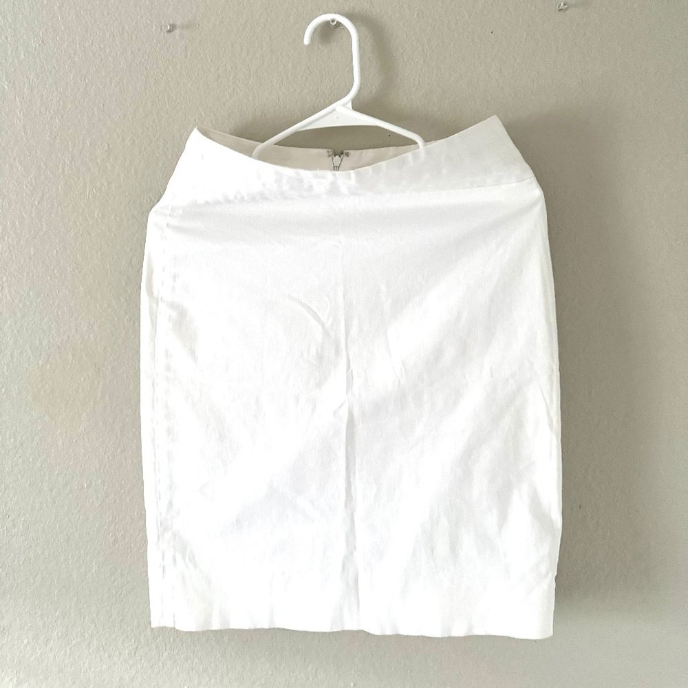 Banana Republic white skirt, casual style, high cut and over the knee.